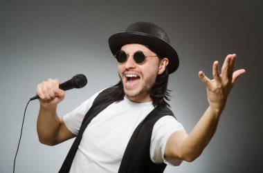 Karaoke kulüpte komik adam