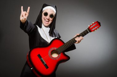 Kırmızı gitar çalmak ile komik Rahibe
