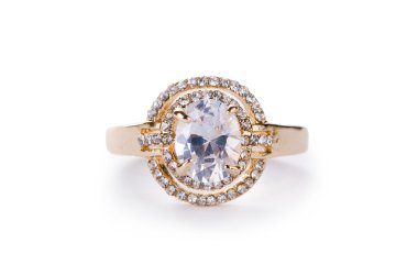 Altın yüzük beyaz arkaplanda izole edildi