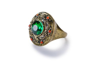 Mücevher yüzüğü beyazda izole edilmiş.