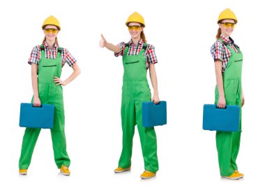 Yeşil tulumlu kadın beyaz giyindi.