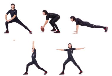 Genç adam beyazlar üzerinde alıştırma yapıyor.