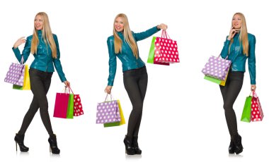 Alışveriş torbaları olan kadın beyazda yalnız.