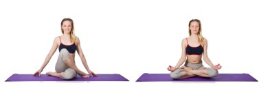 Beyaz üzerinde egzersiz yapan genç bir kadın.