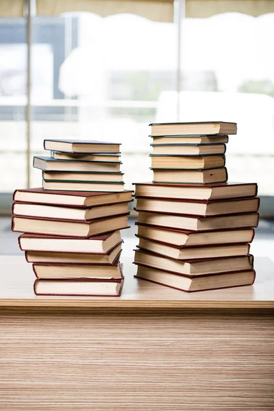 Trave böcker ordnade kontoret skrivbordet — Stockfoto