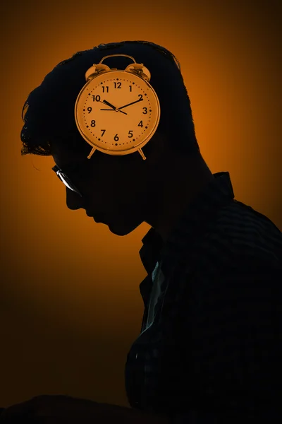 Concepto de falta de plazos con el hombre y el reloj — Foto de Stock