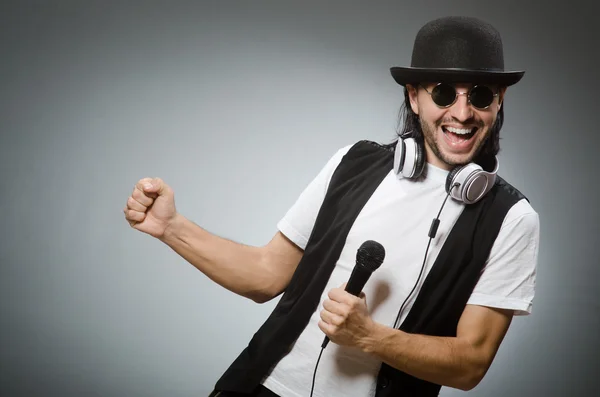 Homem engraçado no clube de karaoke — Fotografia de Stock