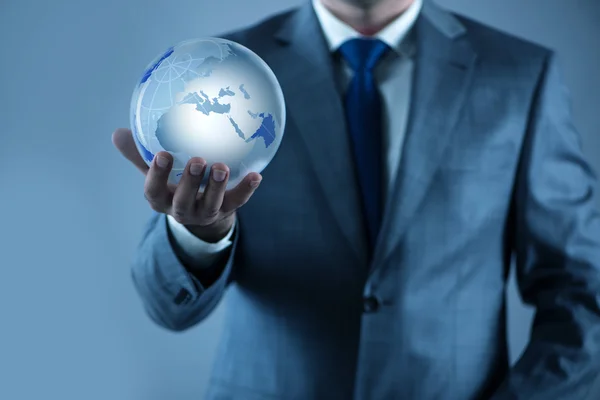 Podnikatel drží země v globální koncepci — Stock fotografie