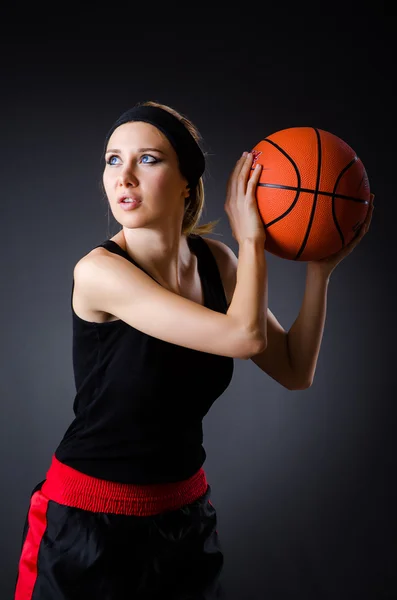 Donna con basket nel concetto di sport — Foto Stock