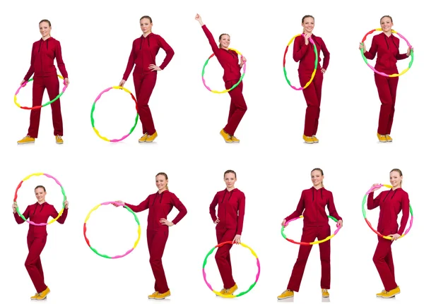 Femme faisant des exercices avec hula hoop — Photo