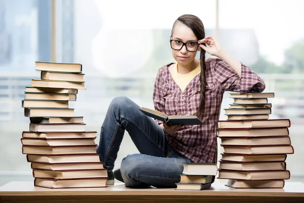 Молодий студент зі стопкою книг — стокове фото