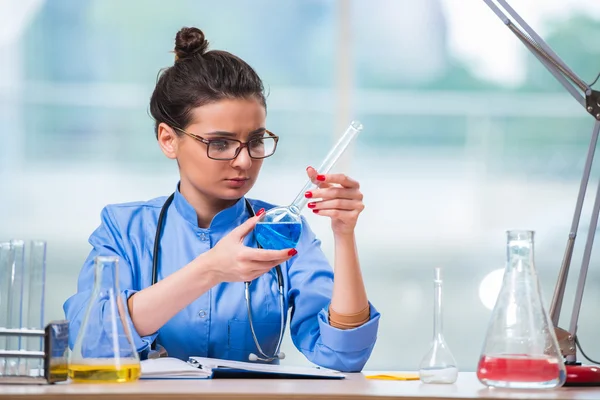 Žena lékař dělá chemické testy v laboratoři — Stock fotografie