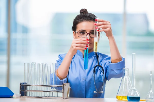 Laboratuvarda kimyasal testler yapan kadın doktor. — Stok fotoğraf