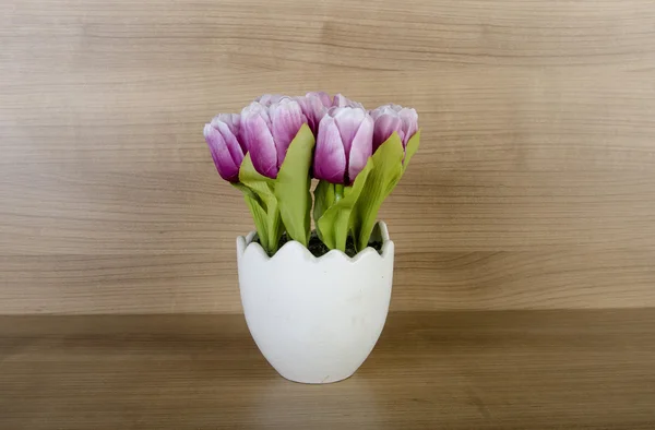 Fleurs de tulipes sur fond en bois — Photo