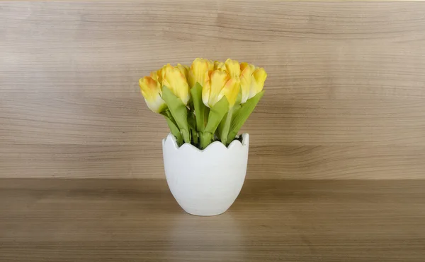 Flores de tulipán sobre fondo de madera — Foto de Stock