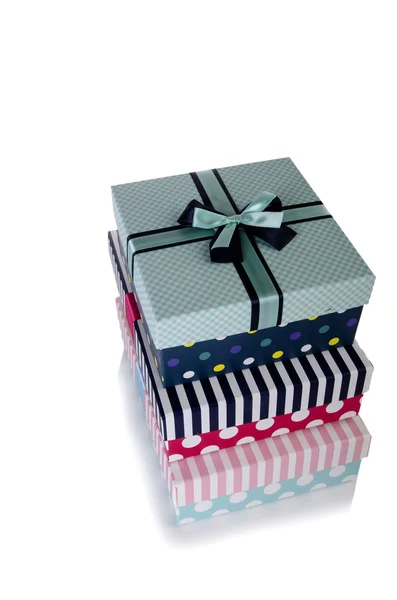 Geschenkboxen isoliert auf weißem Hintergrund — Stockfoto