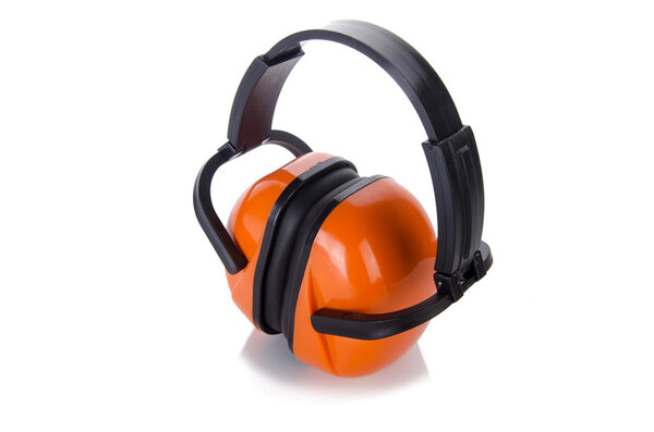 Шум отмены наушники изолированы на белом фоне
