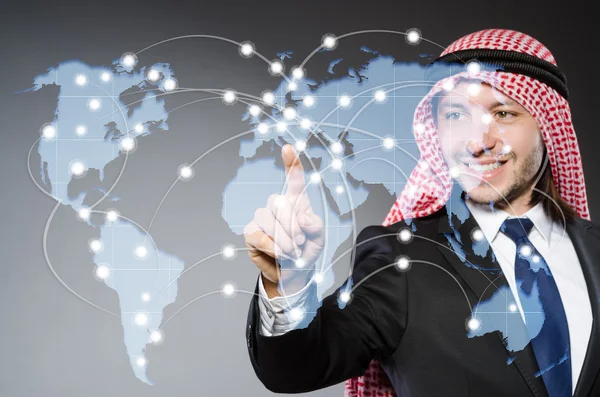 Arap adam küresel iletişim konsantrasyon dünya haritası üzerinde noktalar basarak — Stok fotoğraf