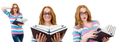 Kitapları beyaz olan genç bir öğrenci.