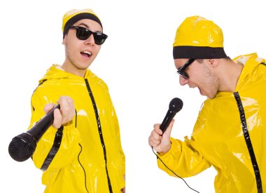 Beyaz mikrofonlu komik sanatçı.