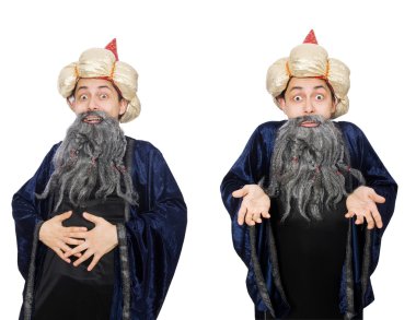 Komik bilge büyücü beyazda izole edilmiş.