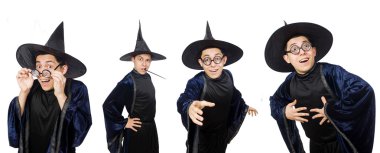 Komik bilge büyücü beyazda izole edilmiş.