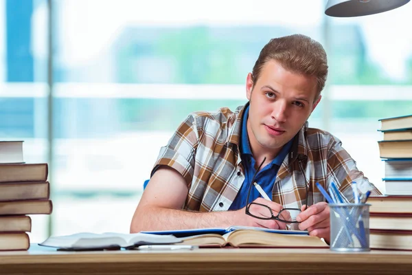 Jovem estudante do sexo masculino se preparando para exames de ensino médio — Fotografia de Stock