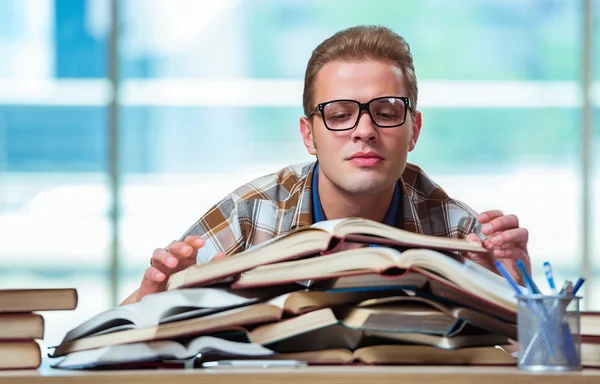 Jovem estudante do sexo masculino se preparando para exames de ensino médio — Fotografia de Stock