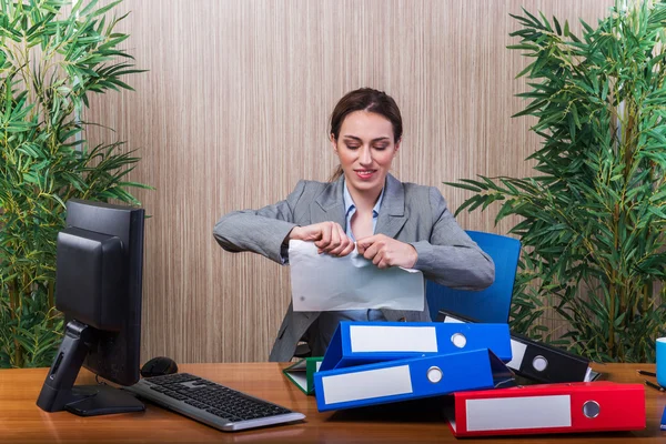 Frau wirft unter Stress Papiere ins Büro — Stockfoto