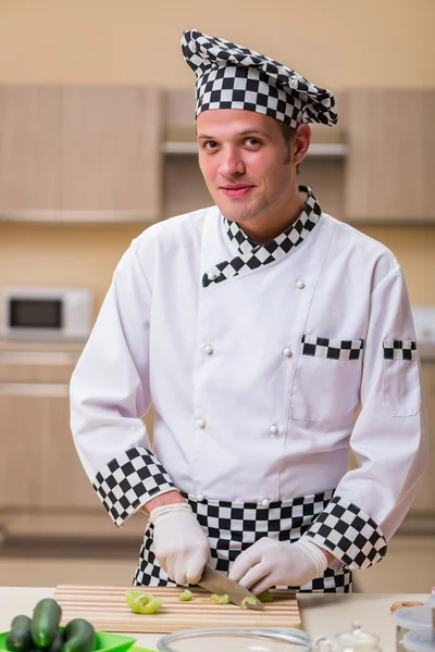 Cocinero masculino preparando comida en la cocina — Foto de Stock