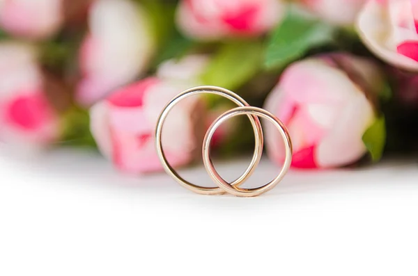 Anéis de casamento e flores isoladas no fundo branco — Fotografia de Stock