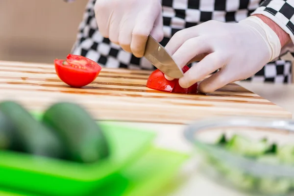 Cocinero masculino preparando comida en la cocina —  Fotos de Stock