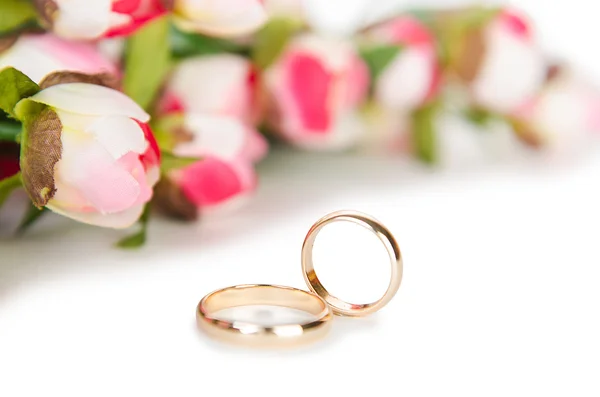 Anéis de casamento e flores isoladas no fundo branco — Fotografia de Stock