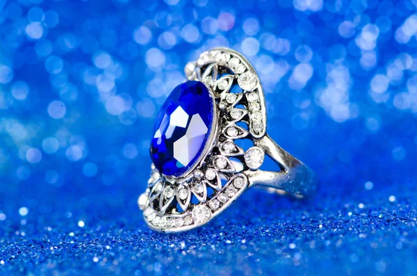 Bague bijoux sur fond bleu — Photo