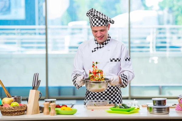 Male cook preparing food in the kitchen — Stock Photo, Image