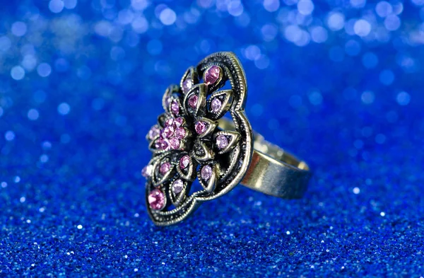 Bague bijoux sur fond bleu — Photo