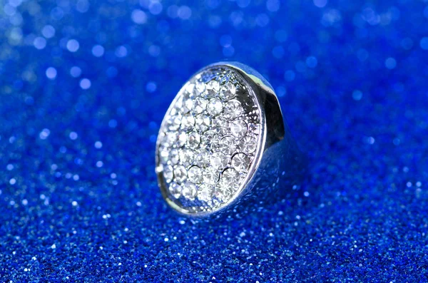 Bague bijoux sur fond bleu — Photo