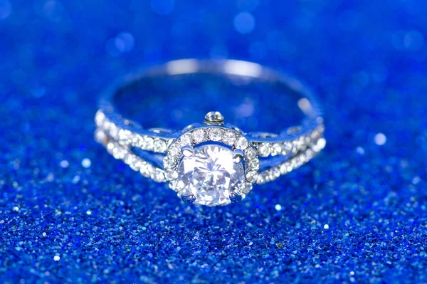 蓝色背景的珠宝戒指 — 图库照片