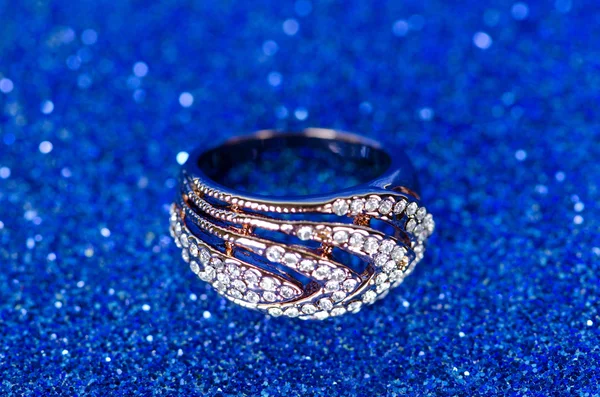 파란색 배경 보석 반지 — 스톡 사진