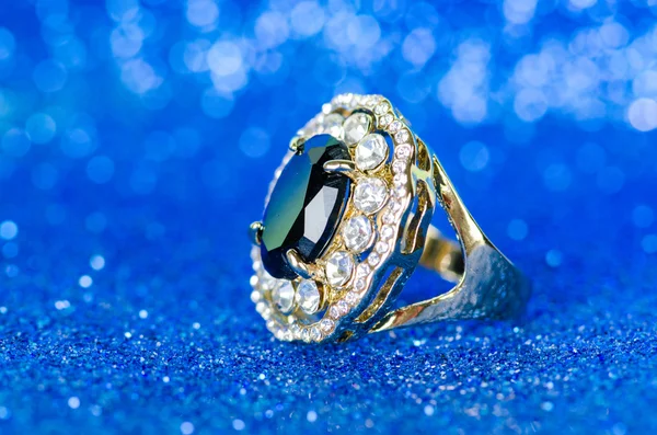Ékszer gyűrű kék háttérrel — Stock Fotó
