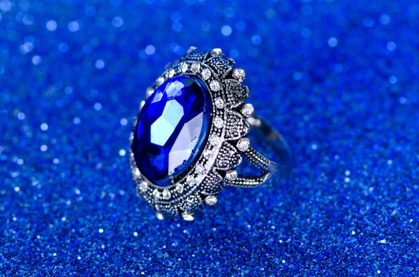 Ékszer gyűrű kék háttérrel — Stock Fotó