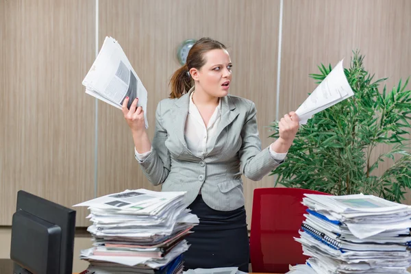 Mulher sob estresse por excesso de trabalho em papel — Fotografia de Stock