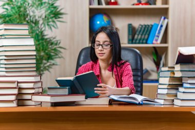 Üniversite sınavlarına hazırlanan genç bir kız öğrenci.