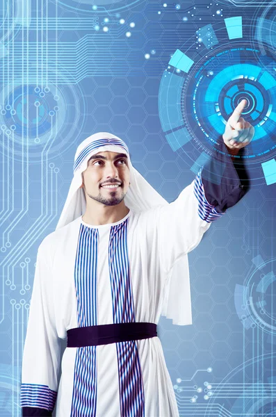 Uomo arabo premendo pulsanti virtuali nel concetto futuristico — Foto Stock