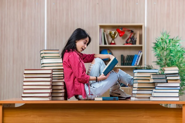 Joven estudiante preparándose para los exámenes de la escuela universitaria —  Fotos de Stock