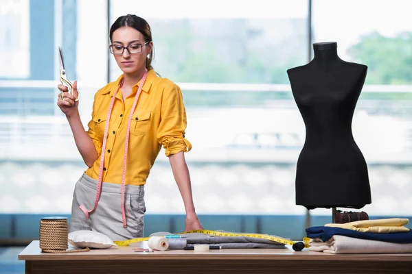 Femme tailleur travaillant sur de nouveaux vêtements — Photo