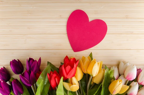 Тюльпаны цветы расположены с копирайтом для вашего текста — стоковое фото