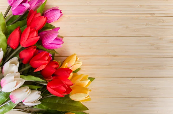 Bloemen van de tulpen geregeld met copyspace voor uw tekst — Stockfoto