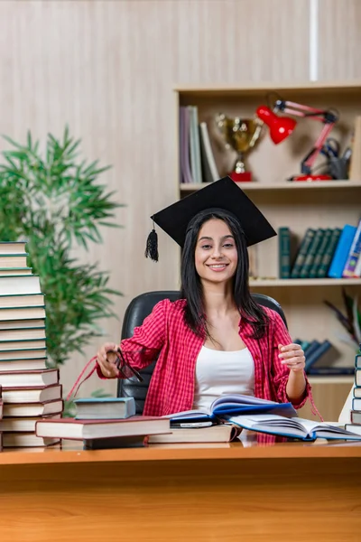 Joven estudiante preparándose para los exámenes de la escuela universitaria —  Fotos de Stock