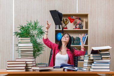 Üniversite sınavlarına hazırlanan genç bir kız öğrenci.